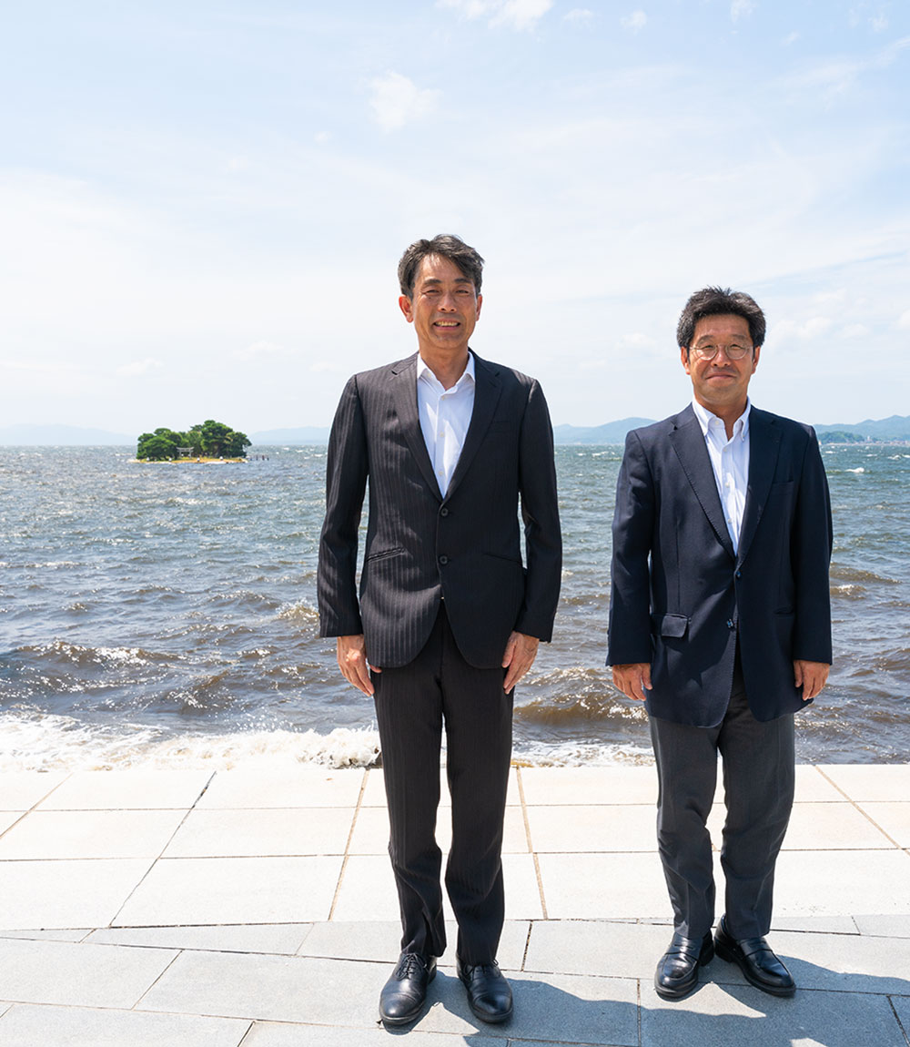 西日本ホーム株式会社の代表取締役社長片寄宏と代表取締役会長大國哲矢の写真